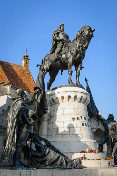 Estatua de Matthias Corvinus frente a la iglesia de San Miguel en Cluj-Napoca, Rumania — Foto de Stock