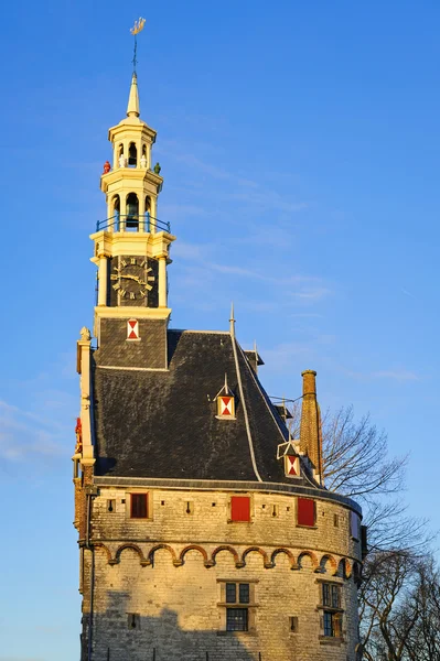 De Main Tower in de stad van Hoorn in de avond, Nederland — Stockfoto