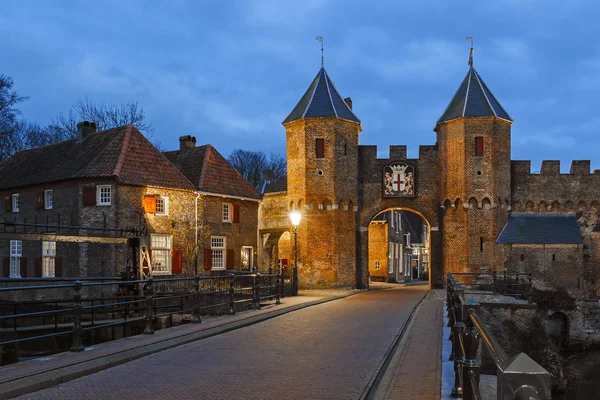 La porte médiévale Koppelpoort dans la ville néerlandaise Amersfoort dans la soirée, Pays-Bas — Photo