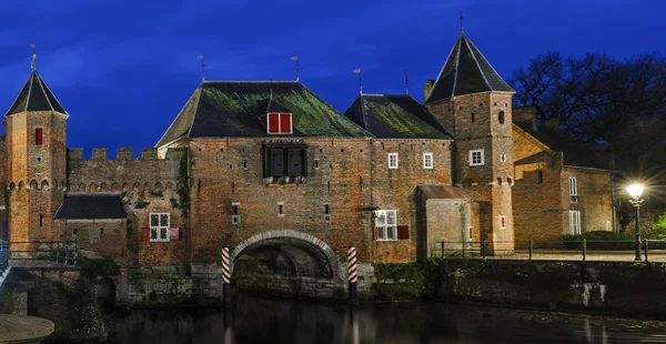 O portão medieval Koppelpoort na cidade de Amersfoort à noite, Holanda — Fotografia de Stock