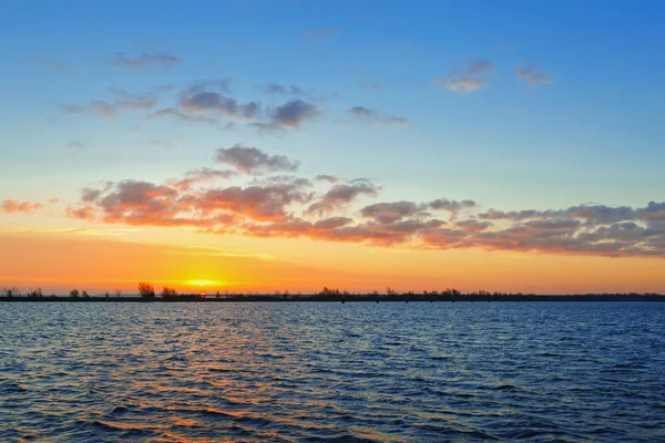Východ slunce nad Ijsselmeer v zimě, Nizozemsko — Stock fotografie