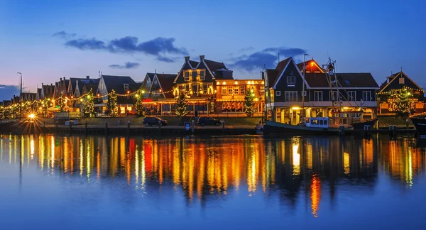 Waterkant van Volendam tijdens de kerstnacht, Nederland — Stockfoto