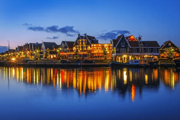 Walkfront em Volendam na noite de Natal, Holanda — Fotografia de Stock