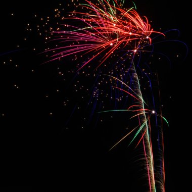 Yeni yıl Enkhuizen, Hollanda içinde siyah gökyüzü arka plan üzerinde renkli havai fişek
