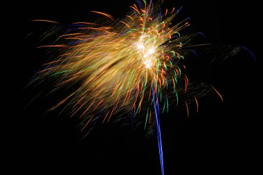 Yeni yıl Enkhuizen, Hollanda içinde siyah gökyüzü arka plan üzerinde renkli havai fişek