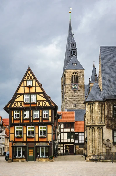 Quedlinburg, Almanya 'nın pazar meydanındaki Fachwerk evi