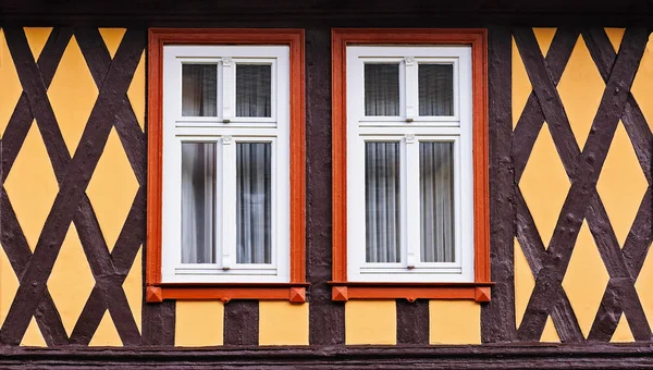 La parte frontal de la casa fachwerk con vigas de madera y dos ventanas simétricas, Wernigerode, Alemania —  Fotos de Stock
