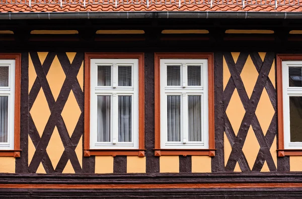 Il lato anteriore della casa fachwerk con travi in legno e finestre, Wernigerode, Germania — Foto Stock