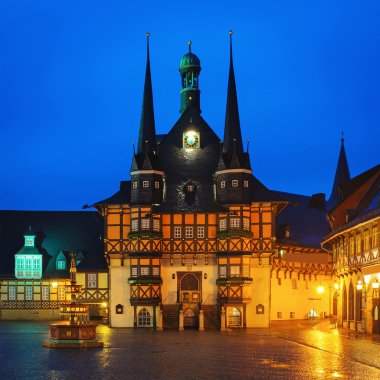 Town Hall Wernigerode, Almanya bir yağışlı kış akşamında pazar meydanında