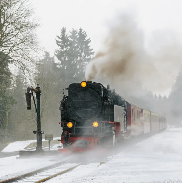 Locomotiva a vapor pronta para ir para o Brocken no inverno, Alemanha — Fotografia de Stock