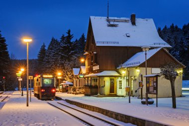 Küçük tren istasyonu bir kış akşamı, Almanya