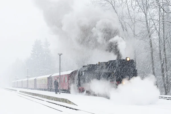 Locomotiva a vapor pronta para ir para o Brocken no inverno, Alemanha — Fotografia de Stock