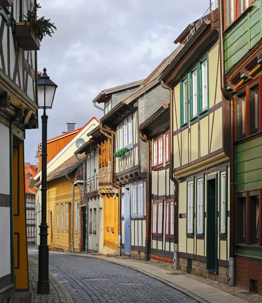 Casas coloridas en la calle de Wernigerode, Alemania — Foto de Stock