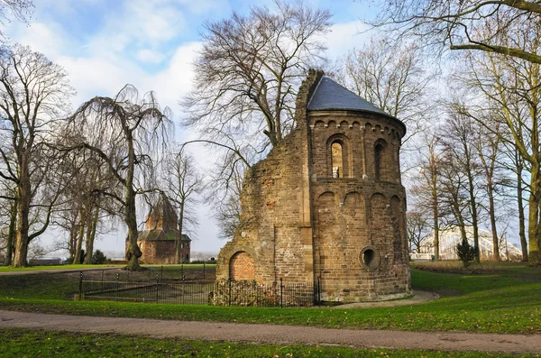 Barbarossa ruïne samen met het Valkhof in de oude stad van Nijmegen, Nederland — Stockfoto