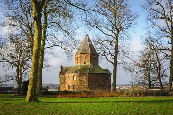 Wintermorning、オランダのナイメーヘンで聖ニコラス教会 (ファルクホフ) — ストック写真