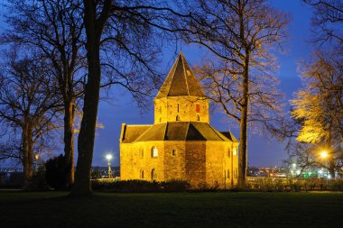 Kış akşam, Hollanda Nijmegen St. Nicolas church (Valkhof)