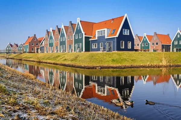 Kolorowe domki morskiego parku w Volendam odbite w wodzie, Holandia — Zdjęcie stockowe