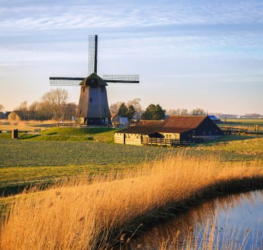 Akşam ışık, Hollanda Eilandspolder yanında eski su değirmeni