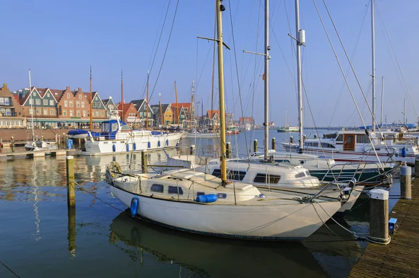 Solrik morgen i havnen i Volendam, Nederland – stockfoto