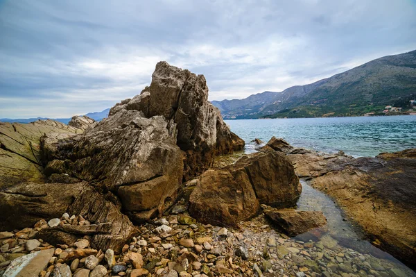 Costa rochosa do Mar Adriático na manhã nublada, Croácia — Fotografia de Stock