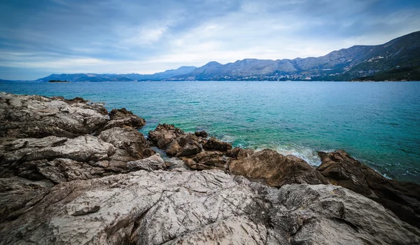 Costa rochosa do Mar Adriático na manhã nublada, Croácia — Fotografia de Stock