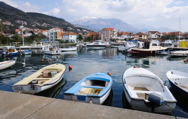 Liman Tivat güneşli bir günde, Karadağ