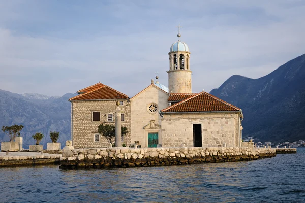 Kilátás nyílik a szigetre Szűzanya a sziklák az öböl, Kotor, montenegro — Stock Fotó