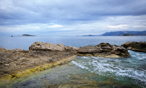 Skalnaté pobřeží Jaderského moře v pošmourné ráno, Croatie — Stock fotografie