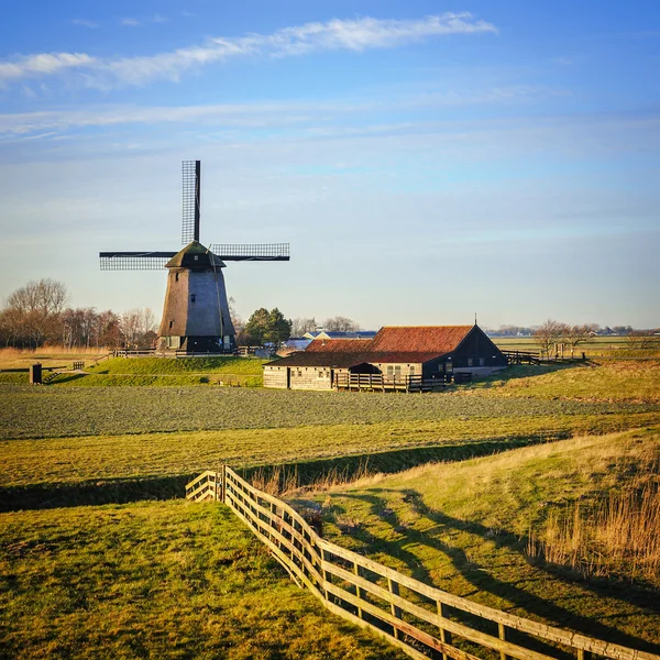 Oude watermolen naast Eilandspolder in avondlicht, Nederland — Stockfoto