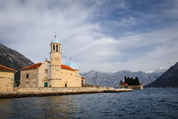 View of the Our Lady of the Rocks island in the Bay of Kotor from a boat, Черногория — стоковое фото