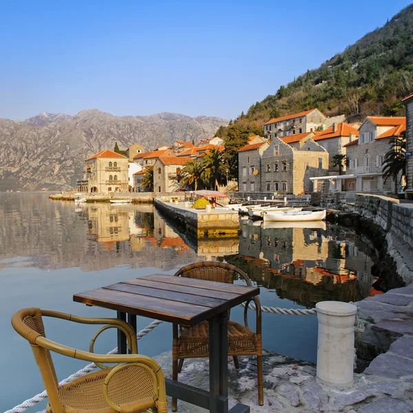 Kilátás nyílik az óváros Perast egy kis kávézó, Montenegró — Stock Fotó