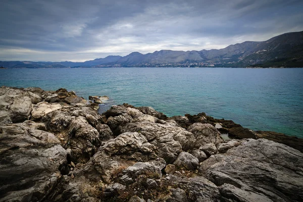Costa rochosa do Mar Adriático na manhã nublada, Croácia — Fotografia de Stock