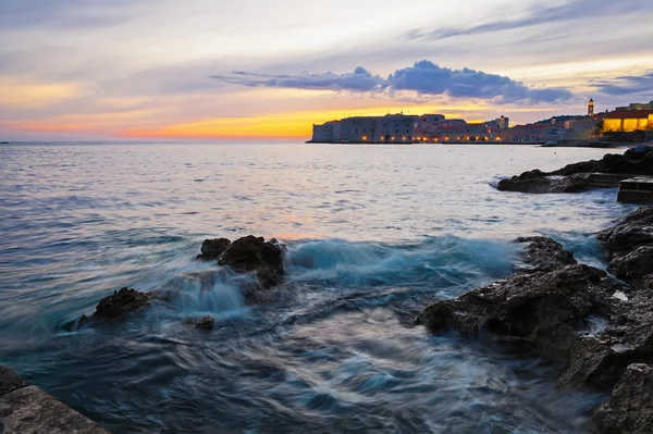 Puesta de sol sobre el casco antiguo, Dubrovnik, Croacia — Foto de Stock