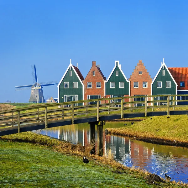 Casas de colores del parque marino en Volendam reflejado en el agua, Países Bajos —  Fotos de Stock