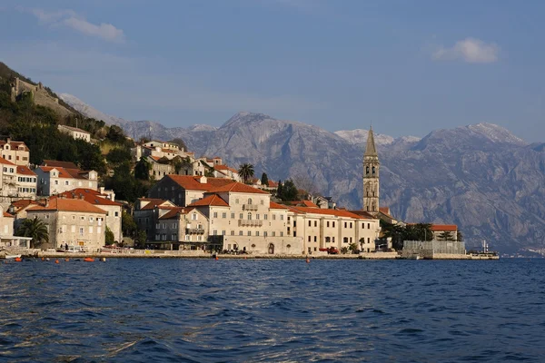 Kilátás nyílik az óváros Perast egy csónakot, Montenegró — Stock Fotó
