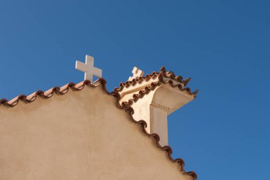 Yandan alınmış iki haçlı bir Yunan Ortodoks kilisesinin tepesinde.