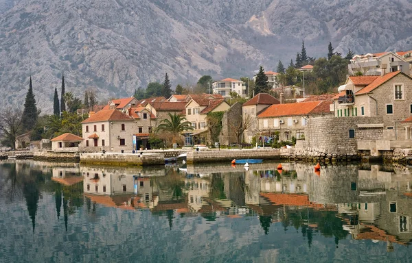 Village d'Orohovach au bord de la baie de Kotor, mer Adriatique — Photo