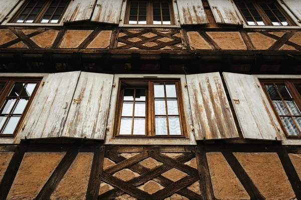 Il lato anteriore della casa fachwerk, Alsazia, Francia — Foto Stock