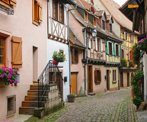 A narrow street in Eguisheim, Alsace, France — Stock Photo, Image