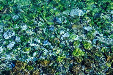 Akan temiz su altında çakıl taşları