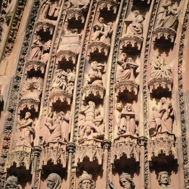 Batı cephesinde Strazburg Katedrali'ne, Fransa'nın alt kısmında rakamları