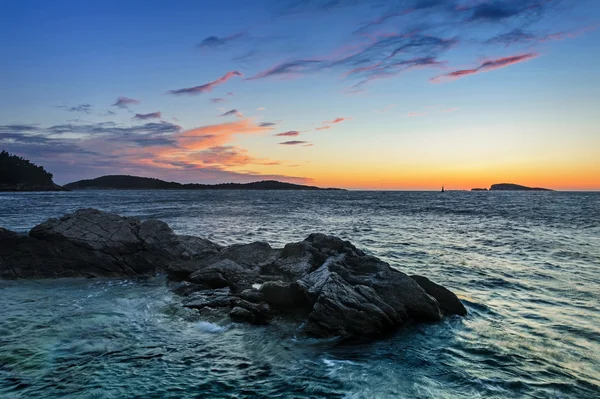 Скелястий берег Адріатичного моря біля Цавтат у заході сонця, Хорватія — стокове фото