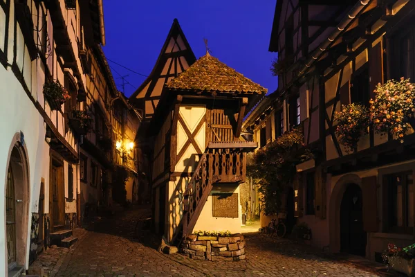 Case a graticcio su una strada stretta a Eguisheim di notte, Alsazia, Francia — Foto Stock