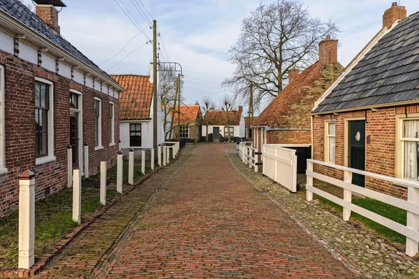 Dorpsstraat in het openlucht museum in Enkhuizen, Nederland — Stockfoto