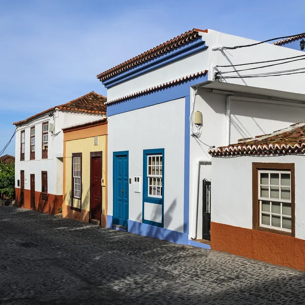 Lado soleado de la calle en el pueblo de San Andrés, La Palma, España — Foto de Stock