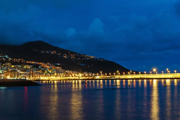 Vista de Santa Cruz desde el puerto en la iluminación nocturna, La Palma, España — Foto de Stock