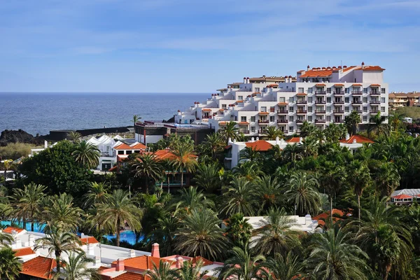 Apartamentos y hoteles en el pueblo de Los Cancajos, La Palma, España — Foto de Stock