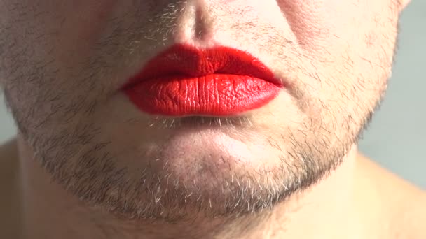 Man kleurt lippen met rode lippenstift — Stockvideo