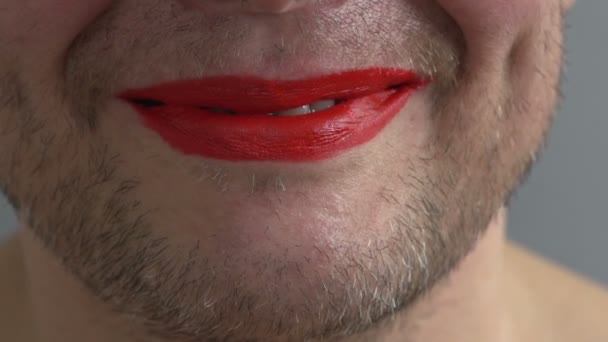 Άνθρωπος με κόκκινα μυξιάρικα χείλη χαμογελά — Αρχείο Βίντεο