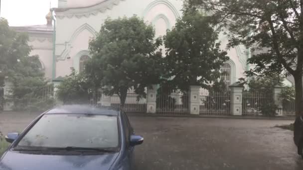 Silný déšť s kroupami na ulici — Stock video